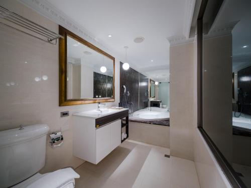 台北芝山璞旅的浴室配有卫生间、盥洗盆和浴缸。