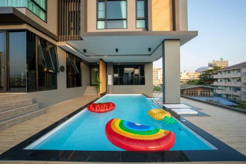 北榄Increase hotel & residence的房屋中间的游泳池