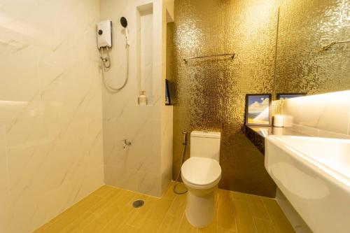 北榄Increase hotel & residence的浴室配有卫生间、淋浴和盥洗盆。