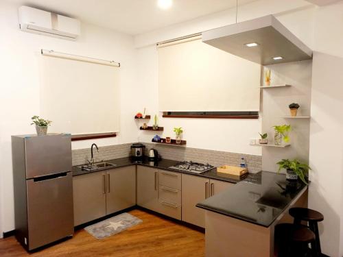 库鲁内格勒NINETY-NINE APARTMENTS的厨房配有水槽和冰箱
