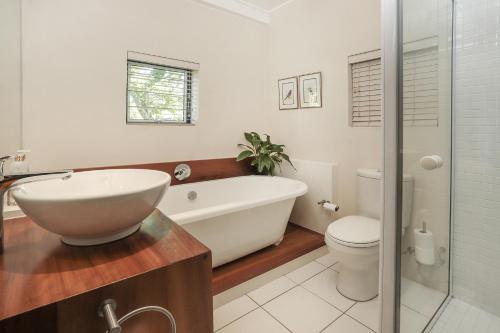 埃尔金Elgin Country Cottage的带浴缸、卫生间和盥洗盆的浴室