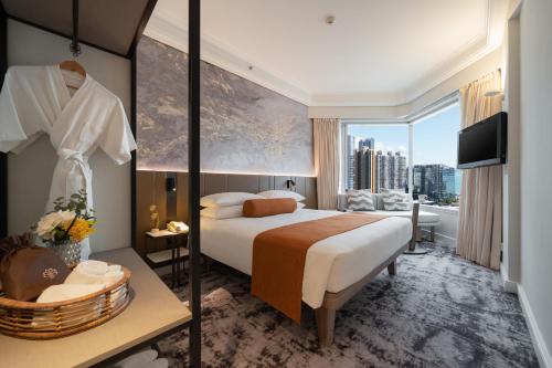 香港香港都会海逸酒店的酒店客房设有一张床和一个大窗户