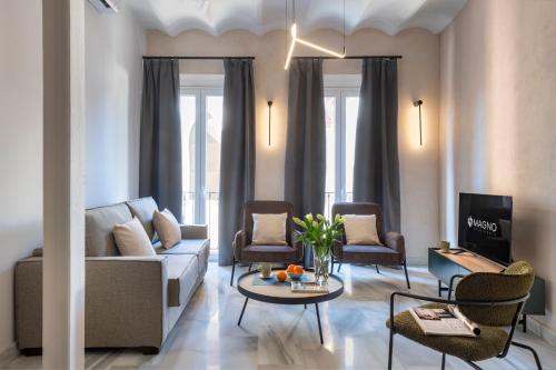 塞维利亚Magno Apartments San Gil - Shared Jacuzzi的客厅配有沙发和椅子