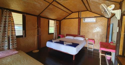 利邦岛Libong Garden Beach的卧室配有一张床