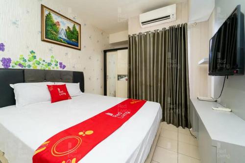 切特-希利尔RedLiving Apartemen Serpong Green View - Hapukh Room Tower B的一间卧室配有一张带红色毯子的床