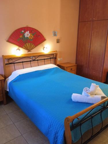 凯瑟拉Kouvaras Apartments的一间卧室配有蓝色的床和毛巾