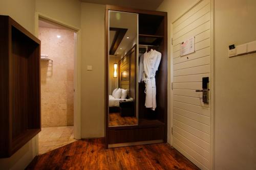 努沙杜瓦努沙杜瓦勒里那酒店的一间带步入式淋浴间和门的浴室