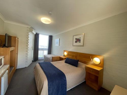古尔本古尔本汽车旅馆的酒店客房设有两张床和两盏灯。