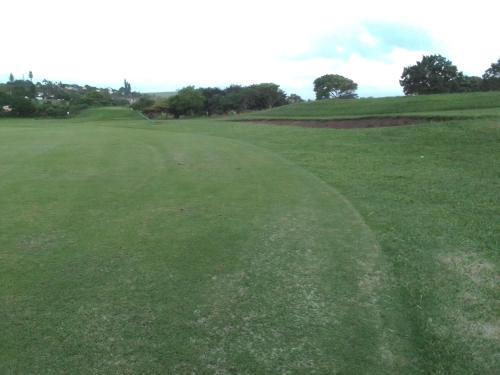 恩潘盖尼Golf view place的享有高尔夫球场和绿色田野的景色
