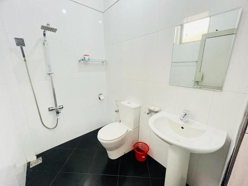 蒂瑟默哈拉默Yala Visit Villa的白色的浴室设有卫生间和水槽。