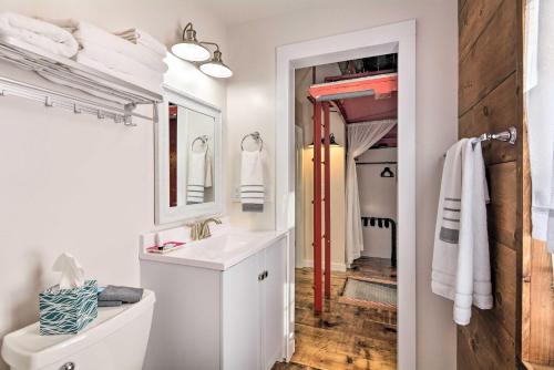 乔普林Unique Joplin Gem Converted Train Car Studio的白色的浴室设有水槽和镜子