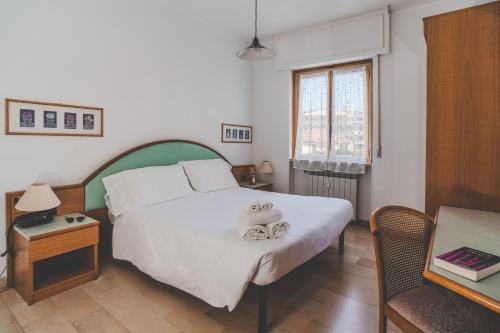 皮特拉利古Hotel Bacco Rooms and Breakfast的卧室配有一张白色的大床和一张桌子