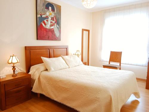 比韦罗La Casa de Ana的卧室配有一张床,墙上挂有绘画作品