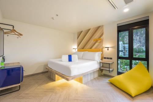 奥南海滩COSI Krabi Ao Nang Beach - SHA Plus的卧室配有白色的床和电视