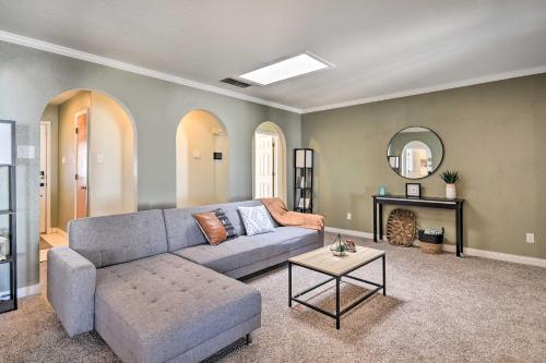 克洛维斯Charming Clovis Home with Covered Patio!的客厅配有沙发和桌子