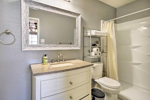 克洛维斯Charming Clovis Home with Covered Patio!的一间带水槽、卫生间和镜子的浴室