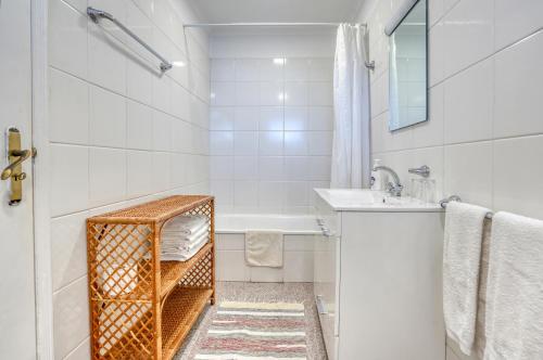 克鲁什港金塔达维拉旅馆的白色的浴室设有浴缸和水槽。