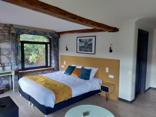 克吕佩德斯瑞米尔莫林酒店的一间卧室,卧室内配有一张大床