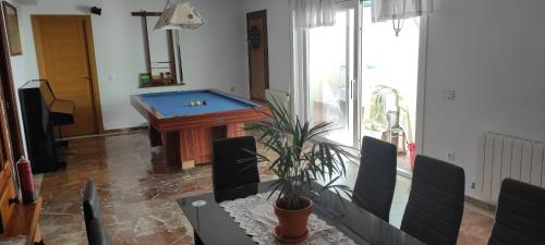 圣玛丽亚港Chalet Valdelagrana的客厅配有乒乓球桌和屏风