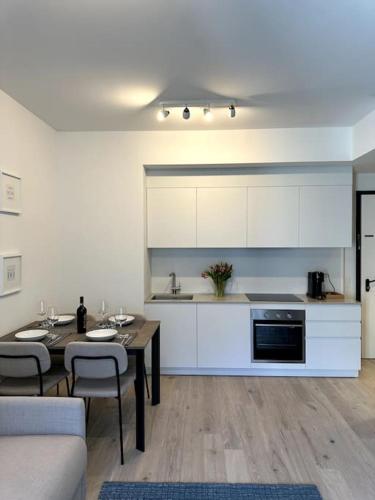 卢加诺Riva 2的一间带桌子的客厅和一间厨房