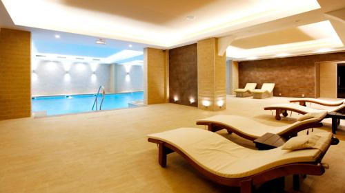 斯科普里Aleksandar Palace Hotel Congress Center & SPA的酒店大堂设有游泳池