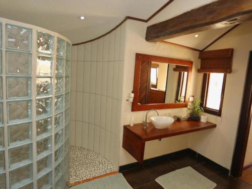 斯瓦科普蒙德沙漠清风小屋的一间带水槽和镜子的浴室