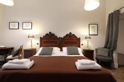 罗马马斯尼公寓的一间卧室配有一张大床和两条毛巾