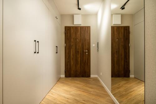 拉多姆ApartamentySnu, Struga Tower Gold z parkingiem的走廊上设有两个木门