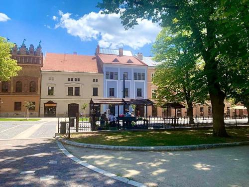 莱沃恰historical Zaffir house - market square的前面有栅栏和树的建筑