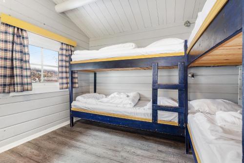 高尔First Camp Gol Hallingdal的带窗户的客房内的两张双层床