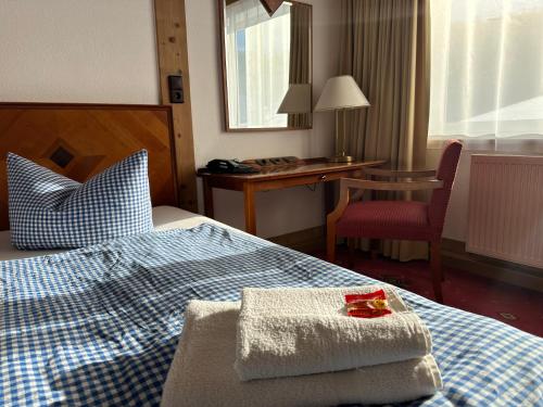 TettauHotel Söllner的酒店客房,配有带毛巾的床