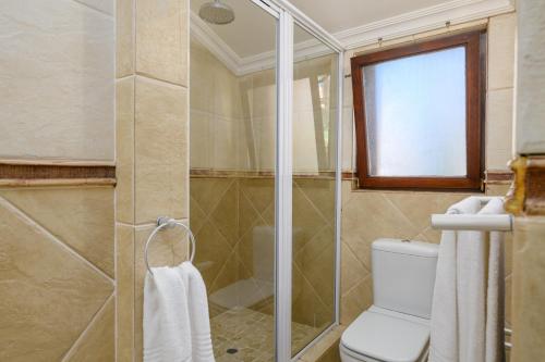 绍斯布鲁姆San Lameer Villa 3207 - 3 Bedroom Superior - 6 pax - San Lameer Rental Agency的带淋浴和卫生间的浴室