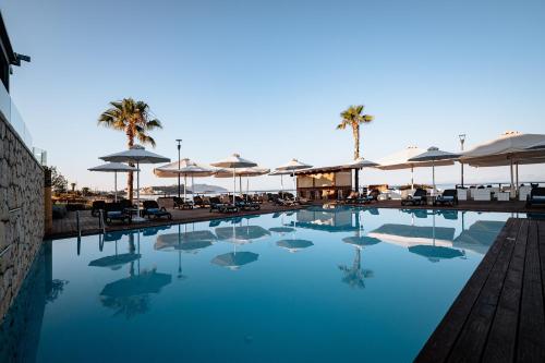 埃利亚·拉克尼亚斯阿拉斯Spa度假酒店的一个带椅子和遮阳伞的游泳池