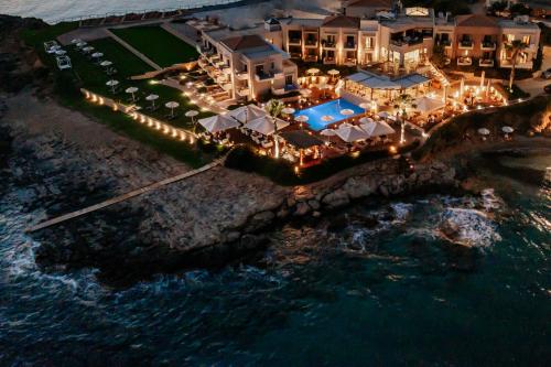 埃利亚·拉克尼亚斯阿拉斯Spa度假酒店的海洋灯光的度假村空中景观