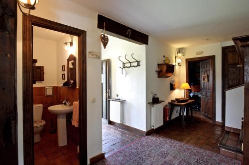 CampillejoLa Pizarra Negra的一间带水槽和卫生间的浴室