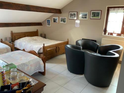 Trivières卡萨帝利昂住宿加早餐旅馆的客厅配有两把椅子和一张床