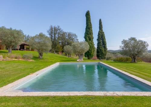 巴利-略夫雷加Finca Mas Gotas Costa Brava - BY EMERALD STAY的一座种有树木和草的庭院内的游泳池
