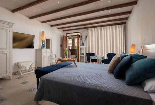 普拉Villa Cavalieri Country Hotel的一间卧室配有一张大床和一张桌子