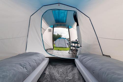 斯帕GPtents in SPA的帐篷配有两张床和一张桌子