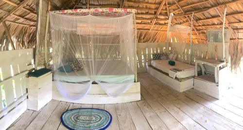 MalasnegalewewaMallara RestSafari (Cabana & Family Restaurant)的帐篷内带两张床的房间