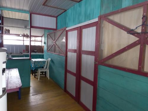 Puerto NariñoHostal tachiwa的厨房里设有谷仓门,配有桌子