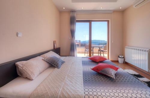 贝西奇Vila Plima的一间卧室配有一张大床和两个枕头