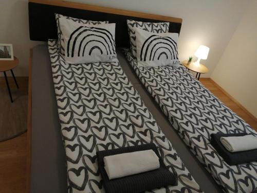 维也纳Apartment Tesla的一间卧室配有两张带枕头的床
