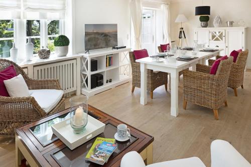 里斯特Austernfischer的客厅配有白色的桌子和椅子