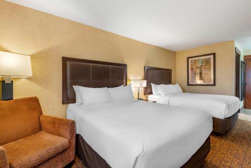 阿斯托里亚阿斯托里亚海湾贝斯特韦斯特酒店的酒店客房,配有两张床和椅子