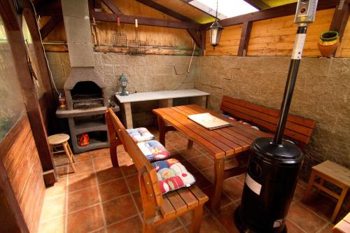 博兹达尔Ubytování Edita的客房设有桌子、长凳和烤箱。