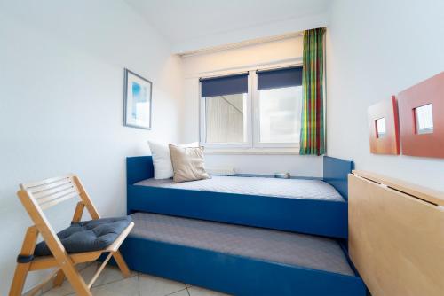 达默Berolina Wohnung 706的一间卧室设有蓝色的床和窗户。