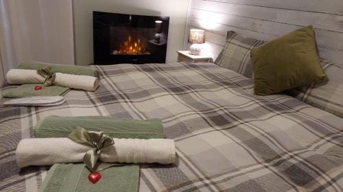 Arquata ScriviaB&B Villa S Anna Hospitality Solutions的一间卧室配有一张带毛巾的床和壁炉