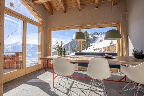 利德阿尔卑斯Chalet Elsa的一间享有山景的带桌子的用餐室