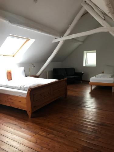 施瓦尔姆塔尔Kranenbruch的阁楼上一间卧室配有一张床和一张沙发
